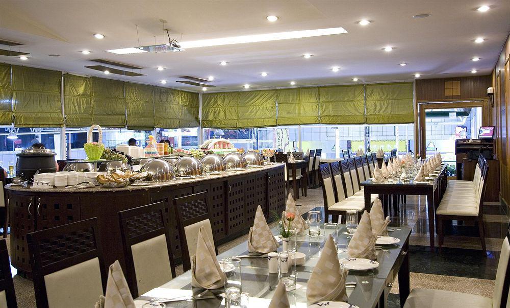 Clarks Inn, Pacific Mall Газиабад Экстерьер фото